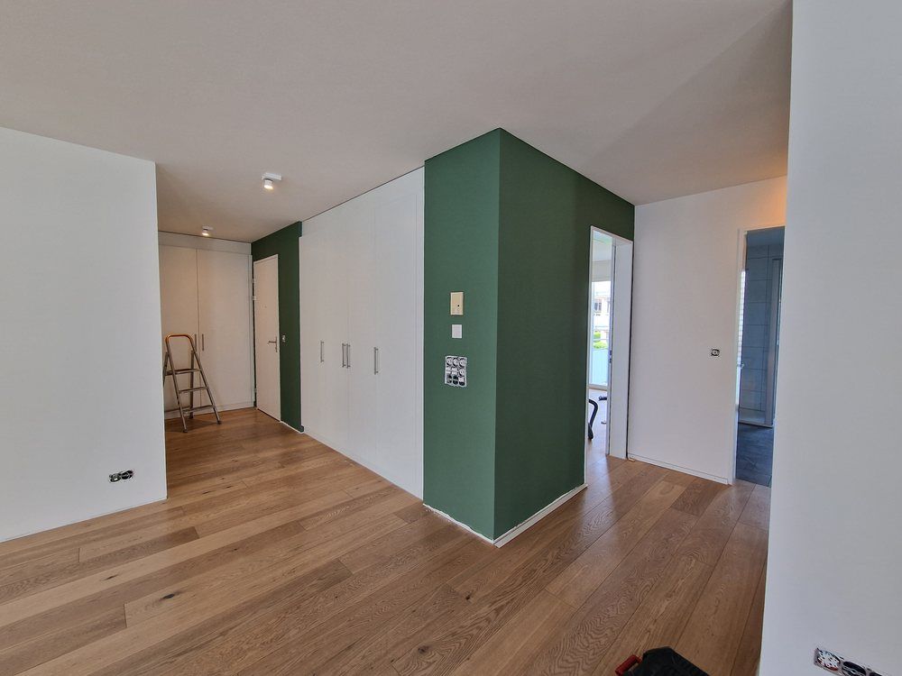 Eingangsbereich nach den Malerarbeiten, eine Wand in Grün gestrichen