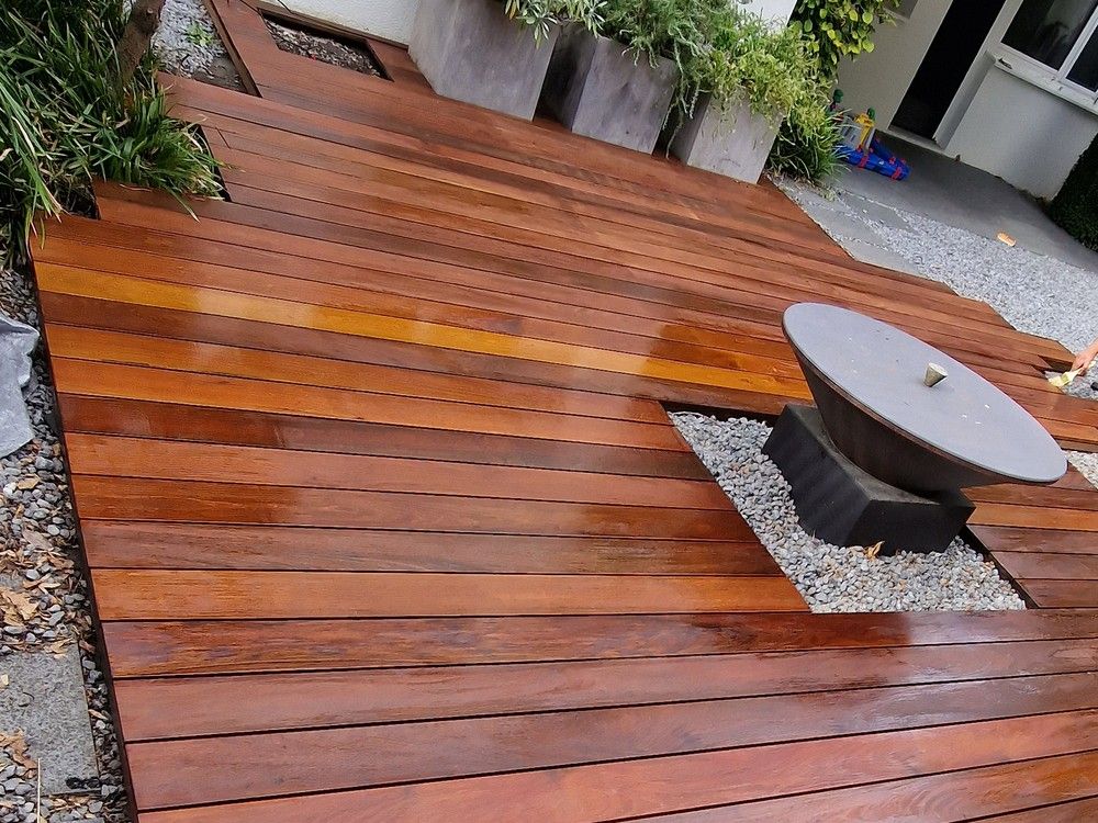 Dieselbe Terrasse nach der Behandlung, tief rotbraunes Holz