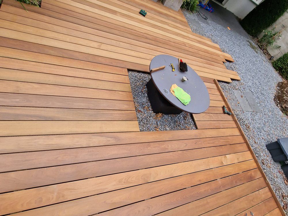 Terrassendielen vor der Behandlung, unbehandeltes helles Holz